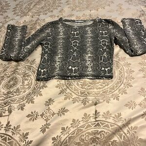 Zara cropped long sleeve top, women’s size s, gray and white snake skin print